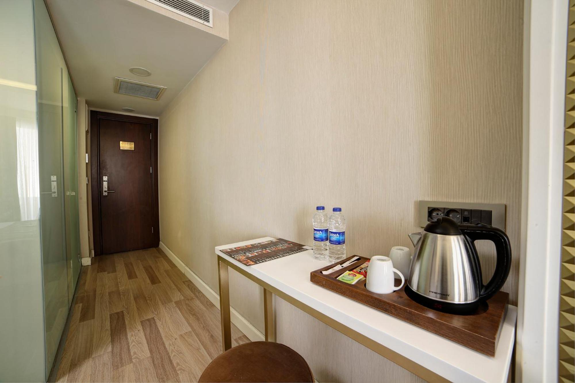 Great Fortune Hotel & Spa Стамбул Экстерьер фото A tea and coffee making facility in a hotel room